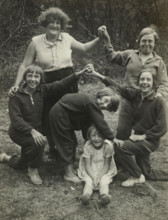Group portrait of six girls at the Valkeveen campsite, including Koos Ochse, photograph,
