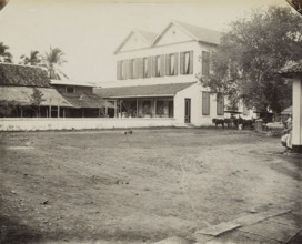 Exterior of the Weltevreden kindergarten, Weltevreden Fröbel school., album page, photograph, Part