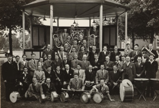 Group portrait of the 'Crescendo' harmony orchestra, photograph, photographer: NV Vereenigde