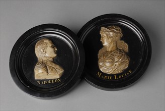 Paire de médaillons représentant l'Empereur Napoléon Ier et l'Impératrice Marie-Louise en buste de profil