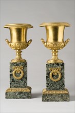 Paire de vases Médicis en bronze ciselé et doré, Epoque Restauration
