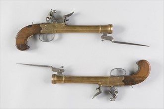 Paire de pistolets tromblons de la marine anglaise, à coffres, à silex, à baïonnettes, 18e siècle