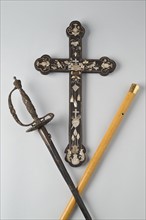 Epée, crucifix et canne