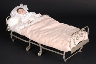 Jouet : lit de poupée en métal pliant à roulettes