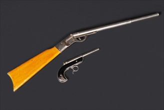 Jouets : carabine Eureka et pistolet à flèche noir