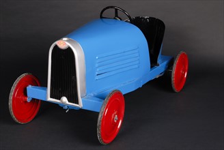 Jouet : petite voiture Bugatti à pédales
