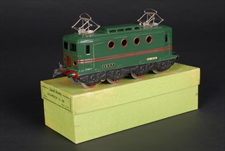 Jouet : locomotive électrique BB 8051