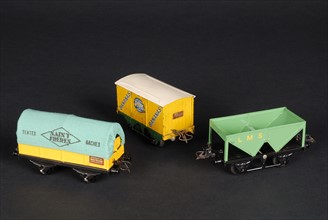 Jouets : 3 wagons (un wagon fourgon, un wagon tombereau, un wagon trémie)