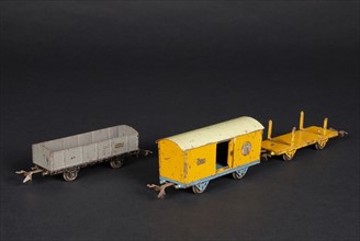 Jouets : 3 wagons (un couvert jaune, un ridelles jaune et un tombereau gris)