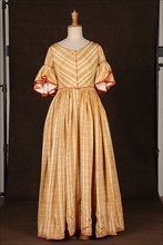 Costume de théâtre : robe à crinoline en satin rayée jaune et blanc