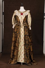 Costume de théâtre : robe syle Louis XVI en tissu cachemire