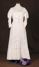 Costume de théâtre : robe 1900 en grosse dentelle