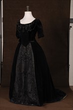 Costume de théâtre : robe style Louis XIV dans la pièce "Le bossu"