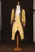 Costume de théâtre : costume style Louis XVI jaune