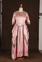 Costume de théâtre : robe style Louis XV en satin rose