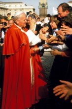 Papst Johannes Paul II. (POL) begrüßt seine Anhänger auf dem Petersplatz in Rom