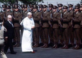 Papst Johannes Paul II. (POL) wird mit militärischen Ehren begrüßt anlässlich seines Besuchs in Krakau