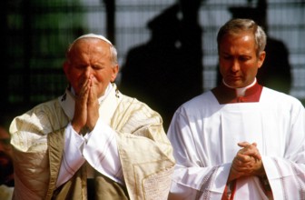 Bildnummer: 50722717  Datum: 01.05.1987  Copyright: imago/Sven Simon
Papst Johannes Paul II. (li.,