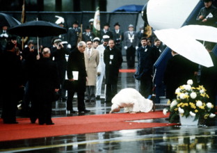 Papst Johannes Paul II. (POL) küsst nach seiner Landung in Köln den Boden