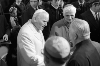 Papst Johannes Paul II. (li., POL) und Joseph Kardinal Ratzinger (2.v.re., GER/Erzbischof von München und Freising) anl