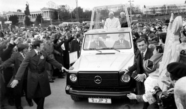 Papst Johannes Paul II. (POL) und Kardinal Joseph Ratzinger (re., GER) während eines Besuchs in München