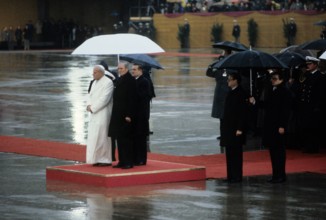 Bundespräsident Karl Carstens (Deutschland/CDU) zusammen mit Papst Johannes Paul II. (Polen) auf Schloss Augustusburg a