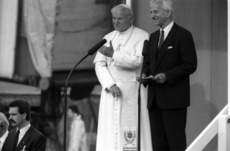 Bundespräsident Richard von Weizsäcker (R, Deutschland/CDU) begrüßt Papst Johannes Paul II. nach dessen Ankunft auf dem