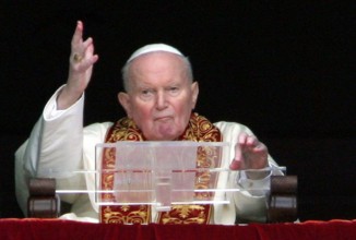 Papst Johannes Paul II. erteilt vom Fenster seiner Wohnung im Apostolischen Palast am 27.03.2005, eine Woche vor seinem