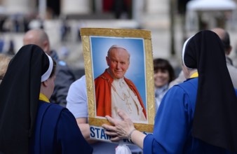 Rom, Vatikan 26.04.2014 Heiligsprechung Papst Johannes Paul II und Papst Johannes XXIII Zwei Ordensschwestern mit dem B