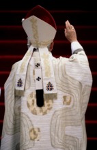 Papst Johannes Paul der II segnet waehrend einer Messe in Koeln im Muengersdorfer Stadion die Glaeub