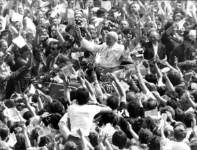 Papst Johannes Paul II. Tausende werden auch diesmal Papst Johannes Paul II. in Polen empfangen, wie bei seinem ersten B