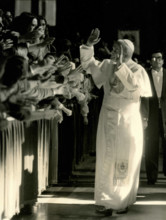 Karol Wojtyla, Pope John Paul II greeting the faithfuls, Vatican City 1980s PUBLICATIONxNOTxINxITA