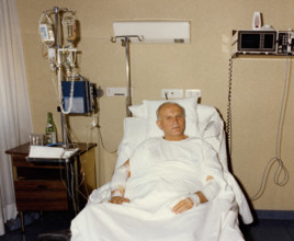 Karol Wojtyla, Pope John Paul II at the hospital after the assassination attempt, Rome, Italy PUBLICATIONxNOTxINxITA