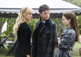 L r KATIE CASSIDY as Kris THOMAS DEKKER as Jesse and ROONEY MARA as Nancy in New Line Cinema’s ho