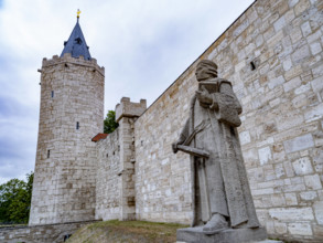 Denkmal des Theologen und Reformtors Thomas Müntzer (ca. 1489-1525) am Frauentor der Stadtmauer von Mühlhausen, 1957 vo