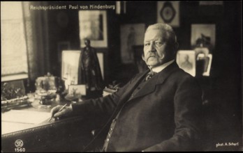 Reichspräsident Paul von Hindenburg am Schreibtisch AUFNAHMEDATUM GESCHÄTZT