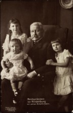 Reichspräsident von Hindenburg mit seinen Enkeln AUFNAHMEDATUM GESCHÄTZT