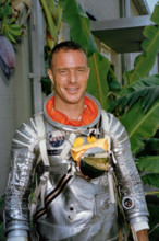 S64-36908 (1962) --- Portrait view of astronaut M. Scott Carpenter, wearing Mercury pressure suit, posing for pictures d