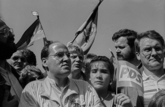 Erster Mai DDR, Berlin, 30.04.1990, 1. Mai 1990, Kundgebung am Reichstag, Gregor Gysi, Genossen, Â *** First May GDR, Be
