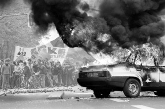 Brennendes Auto während der Ausschreitungen am Rande der Demonstration zum 1. Mai in Berlin-Kreuzberg