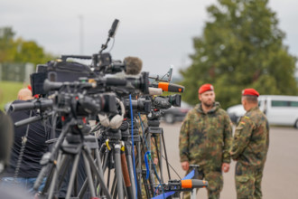 Deutschland, Europa, Bundeswehr, Soldaten, Pressekonferenz, Medien, Kamerateams, Sicherheitspolitik, Verteidigung, Milit