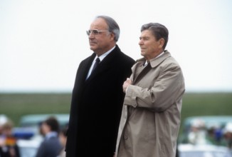 Bundeskanzler Helmut Kohl L Deutschland CDU und Präsident Ronald Reagan USA auf dem Friedhof i
