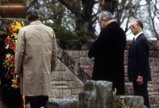 Bundeskanzler Helmut Kohl Mitte Deutschland CDU und Präsident Ronald Reagan L USA besuchen ein