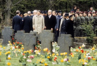 Bundeskanzler Helmut Kohl Mitte R Deutschland CDU und Präsident Ronald Reagan Mitte L USA bes
