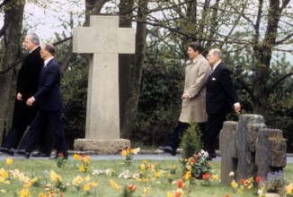 Bundeskanzler Helmut Kohl L Deutschland CDU und Präsident Ronald Reagan 2R USA auf dem Friedho