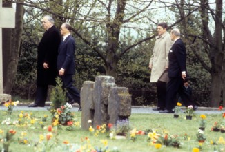 Bundeskanzler Helmut Kohl L Deutschland CDU und Präsident Ronald Reagan 2R USA besuchen einen