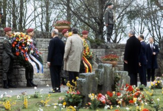 Bundeskanzler Helmut Kohl 3R Deutschland CDU und Präsident Ronald Reagan Mitte USA besuchen ei