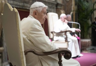 Papst Franziskus und sein zurueckgetretener Vorgaenger Benedikt XVI. (Foto) haben bei der Feier des 65. Priesterjubilae