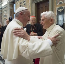 Papst Franziskus l und sein zurueckgetretener Vorgaenger Benedikt XVI r haben bei der Feier d
