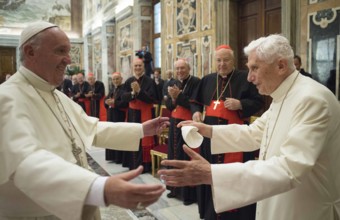 Bilder des Tages Papst Franziskus (l.) und sein zurueckgetretener Vorgaenger Benedikt XVI. (r.) haben bei der Feier des